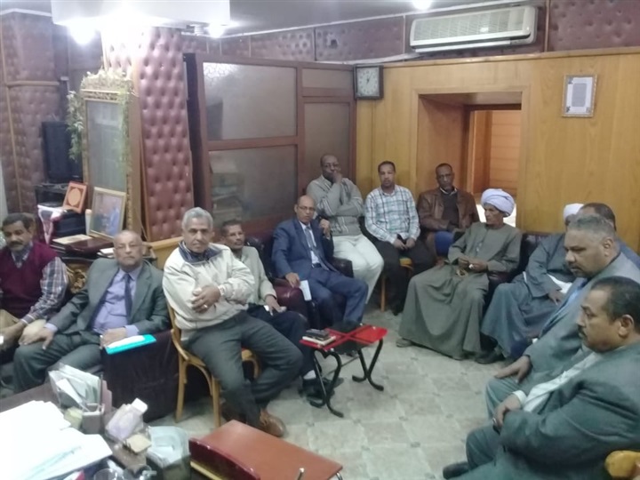 "نقيب المعلمين" يجتمع بأعضاء النقابة الفرعية بأسوان