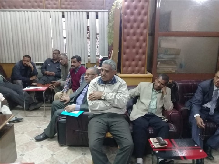 "نقيب المعلمين" يجتمع بأعضاء النقابة الفرعية بأسوان