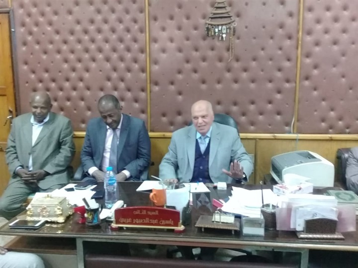 "نقيب المعلمين" يجتمع بأعضاء النقابة الفرعية بأسوان