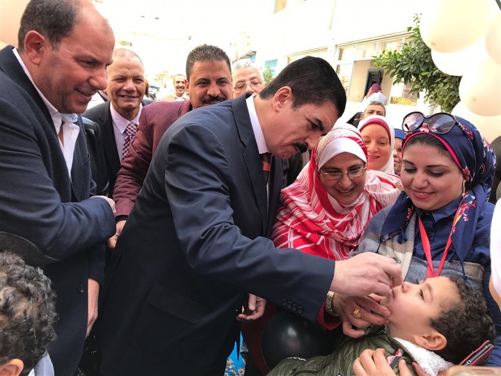 بالصور.. محافظ القليوبية يدشن حملة تطعيم شلل الأطفال 