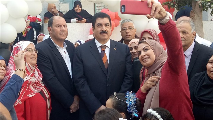 بالصور.. محافظ القليوبية يدشن حملة تطعيم شلل الأطفال 