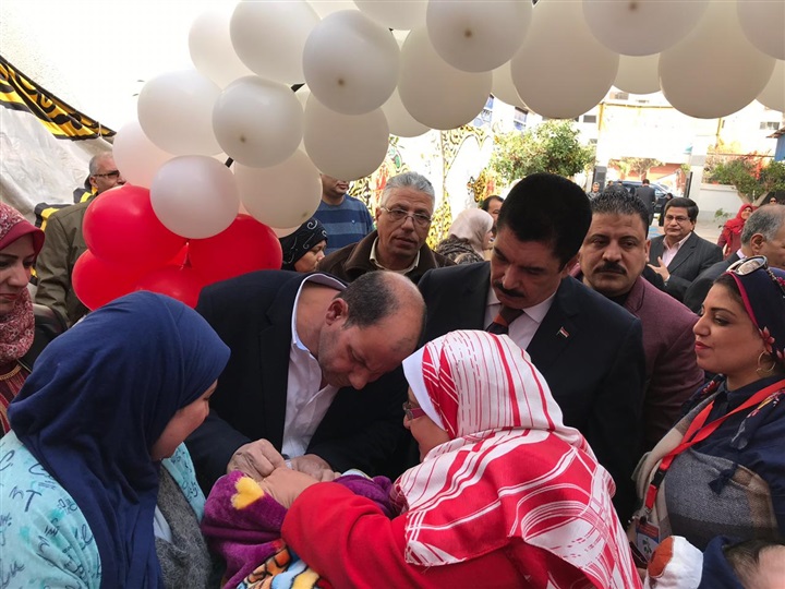 بالصور.. محافظ القليوبية يدشن حملة تطعيم شلل الأطفال 