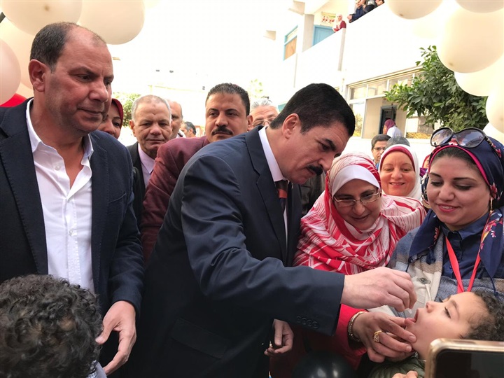 بالصور.. محافظ القليوبية يدشن حملة تطعيم شلل الأطفال 