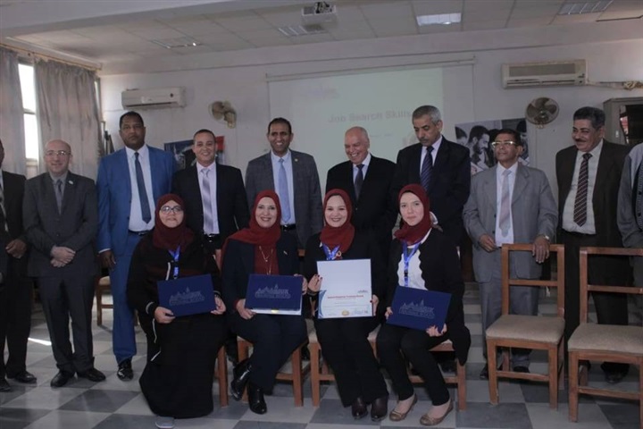 "نقيب المعلمين" يجتمع بأعضاء النقابة الفرعية بأسوان
