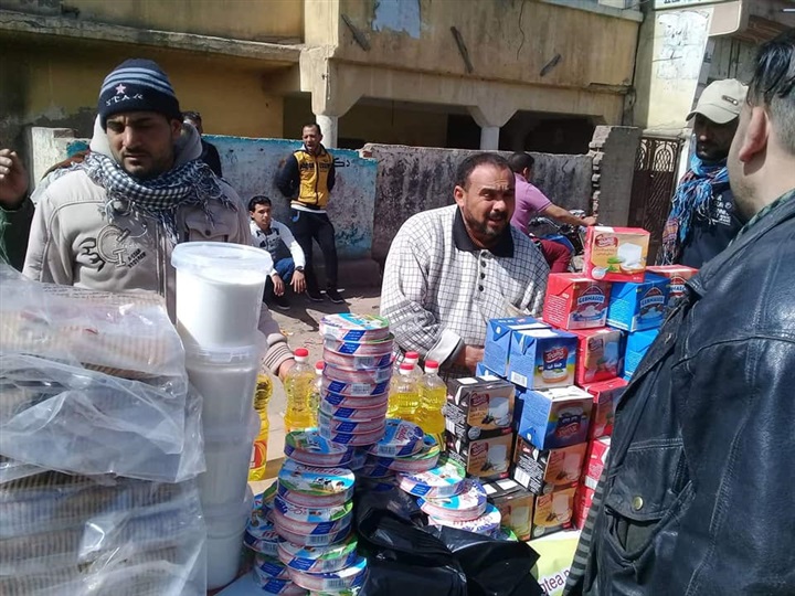 بالصور.. قافلة غذائية بأسعار مخفضة لأهالي قرية "الروس"بمطوبس