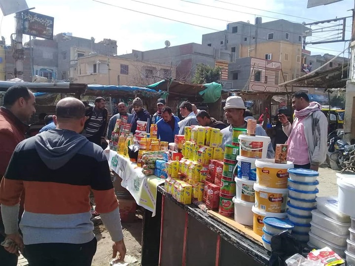 بالصور.. قافلة غذائية بأسعار مخفضة لأهالي قرية "الروس"بمطوبس