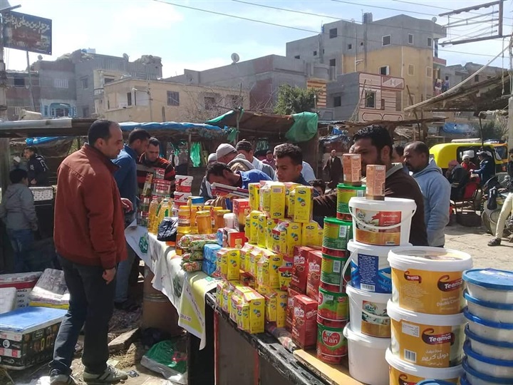بالصور.. قافلة غذائية بأسعار مخفضة لأهالي قرية "الروس"بمطوبس