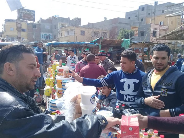 بالصور.. قافلة غذائية بأسعار مخفضة لأهالي قرية "الروس"بمطوبس