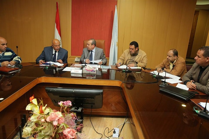 بالصور.. محافظ كفر الشيخ يكلف بتطبيق عقوبة رش المياه بالشوارع