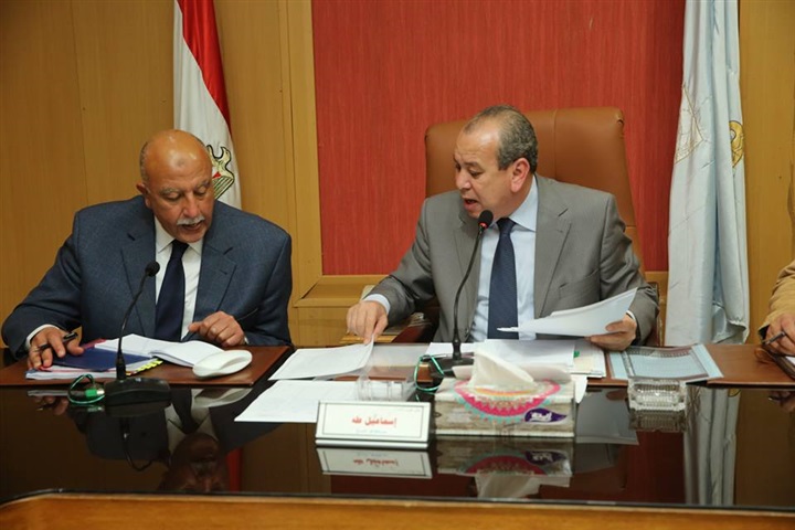 بالصور.. محافظ كفر الشيخ يكلف بتطبيق عقوبة رش المياه بالشوارع