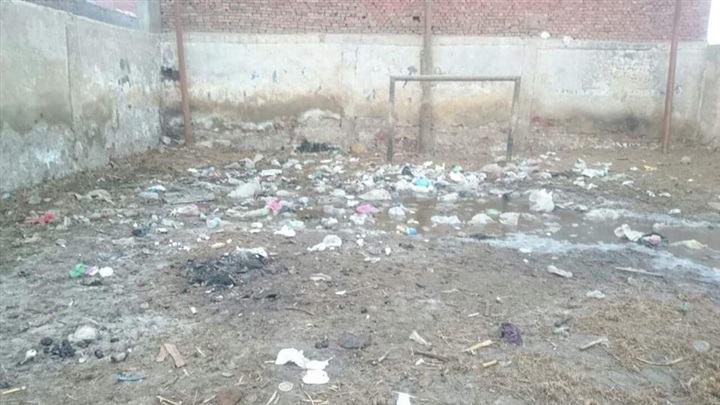 بالصور.. مركز شباب المنيا بالصف تحول لحظيرة حيوانات ومقلب للقمامة 