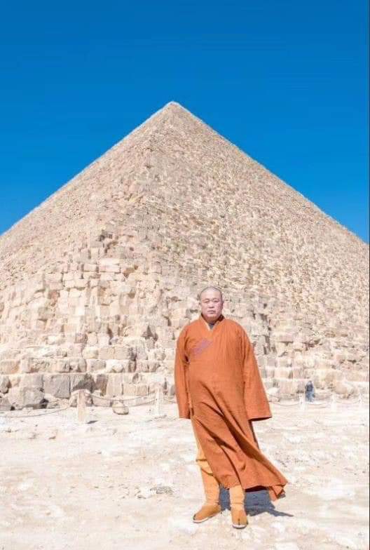 فريق كونغ فو صيني يقدم عروض قتالية أمام الأهرامات بالجيزة فريق كونغ فو صيني يقدم عروض قتالية أمام الأهرامات بالجيزة