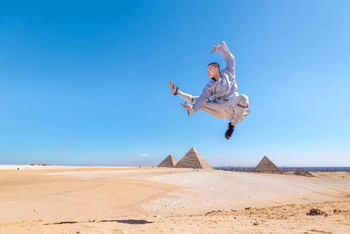 فريق كونغ فو صيني يقدم عروض قتالية أمام الأهرامات بالجيزة فريق كونغ فو صيني يقدم عروض قتالية أمام الأهرامات بالجيزة