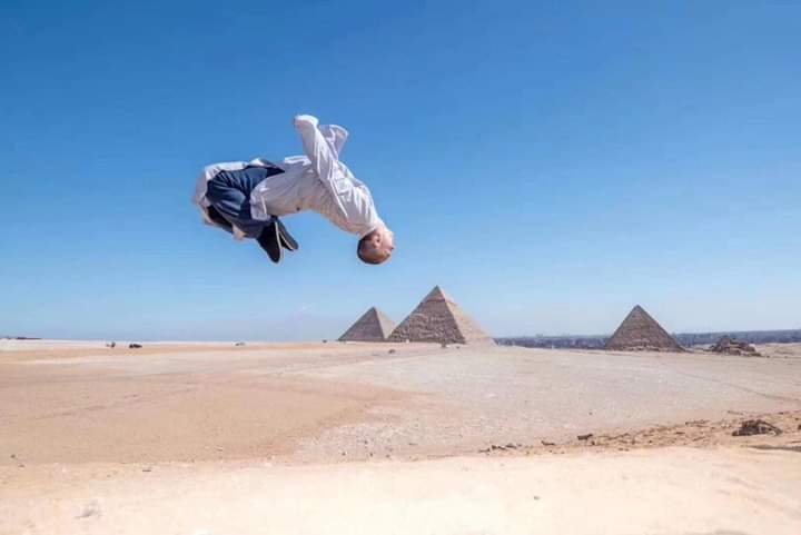 فريق كونغ فو صيني يقدم عروض قتالية أمام الأهرامات بالجيزة فريق كونغ فو صيني يقدم عروض قتالية أمام الأهرامات بالجيزة