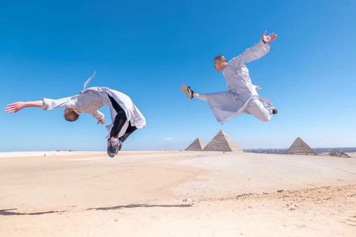 فريق كونغ فو صيني يقدم عروض قتالية أمام الأهرامات بالجيزة فريق كونغ فو صيني يقدم عروض قتالية أمام الأهرامات بالجيزة