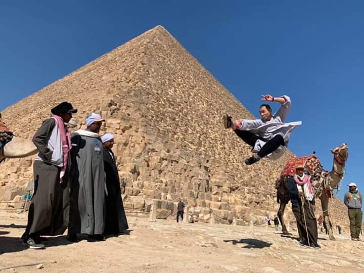 فريق كونغ فو صيني يقدم عروض قتالية أمام الأهرامات بالجيزة فريق كونغ فو صيني يقدم عروض قتالية أمام الأهرامات بالجيزة