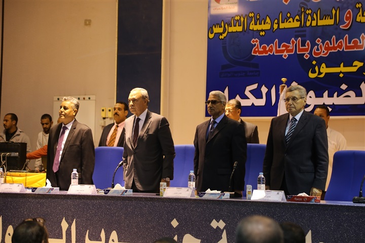 محافظ قنا ورئيس جامعة جنوب الوادي فى افتتاح الأسبوع البيئي 