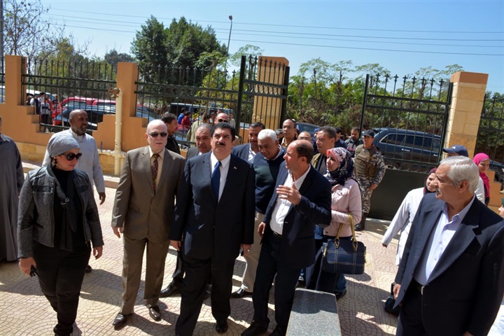 محافظ القليوبية يقوم بجولة لمدينة القناطر الخيرية لتفقد عدد من المنشآت الصحية الجاهزة للافتتاح