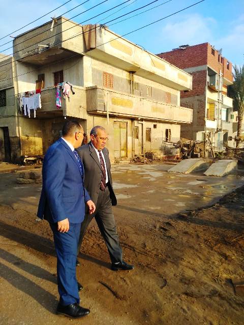 محافظ الشرقية يفاجيء قرية الطيبة ويأمر بإزالة شونه ومغسله مخالفة للقانون