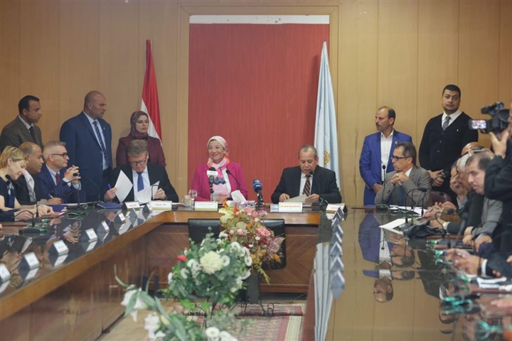 بالصور.. وزيرة البيئة تشهد مراسم تسليم معدات برنامج إدارة المخلفات بكفر الشيخ  