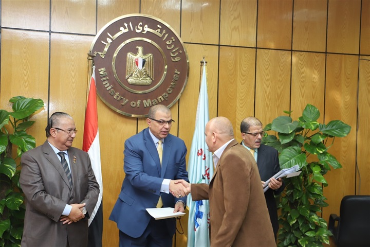سعفان يسلم 20 عقدا للعمل بدول الخارج 