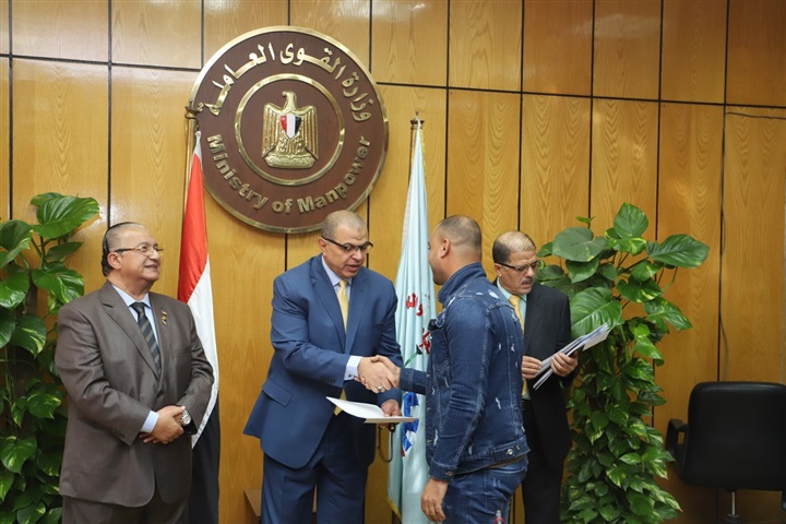 سعفان يسلم 20 عقدا للعمل بدول الخارج 