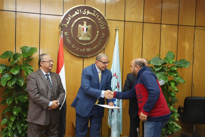 سعفان يسلم 20 عقدا للعمل بدول الخارج 