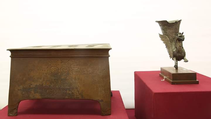 المتحف المصري يعرض هذا الأسبوع موقد مصنوع من البرونز وإناء مصنوع من الفضه المغطاة بالذهب