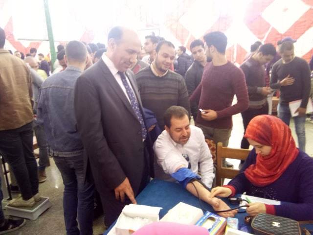 حملة التبرع بالدم بتجارة الزقازيق تشهد إقبالاً كثيفاً من الطلاب 