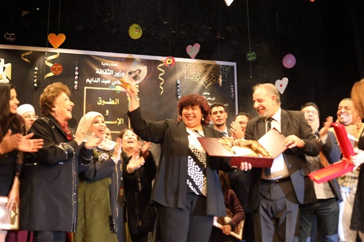 بالصور.. عبد الدايم تشهد تكريم أبطال "الطوق والإسورة".. وتهدى درع الوزارة لـ"ناصر عبد المنعم" بالصور.. عبد الدايم تشهد تكريم أبطال "الطوق والإسورة".. وتهدى درع الوزارة لـ"ناصر عبد المنعم"