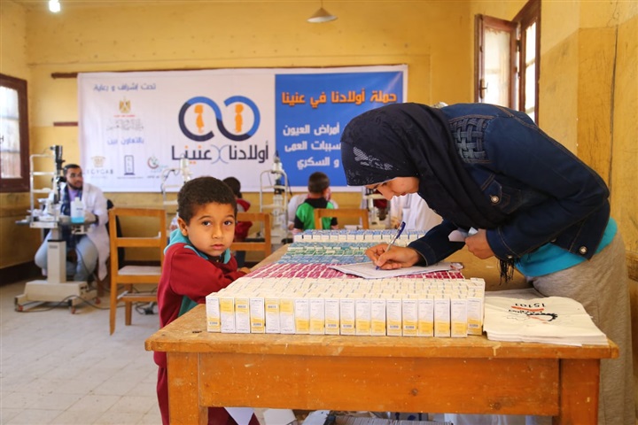 بالصور.. "أولادنا في عنينا" تكافح الأنيميا والسكري والعيون وتكشف على 700 تلميذ بالمدارس