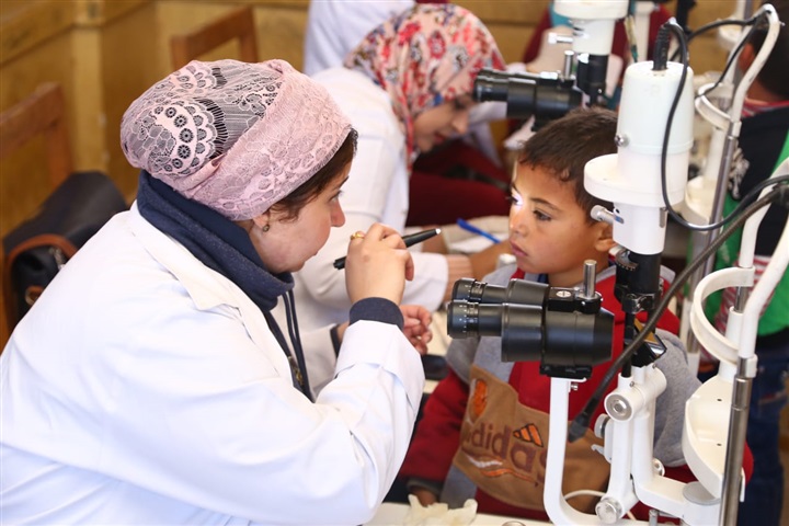 بالصور.. "أولادنا في عنينا" تكافح الأنيميا والسكري والعيون وتكشف على 700 تلميذ بالمدارس