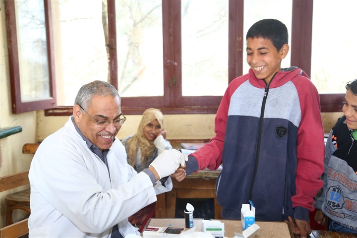 بالصور.. "أولادنا في عنينا" تكافح الأنيميا والسكري والعيون وتكشف على 700 تلميذ بالمدارس