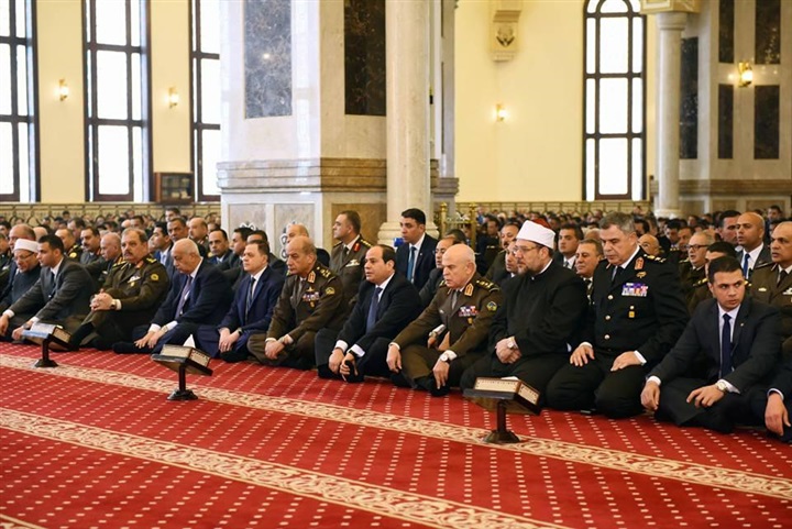السيسى يجتمع بكبار قادة القوات المسلحة والشرطة ويقدم التحية لأسر الشهداء