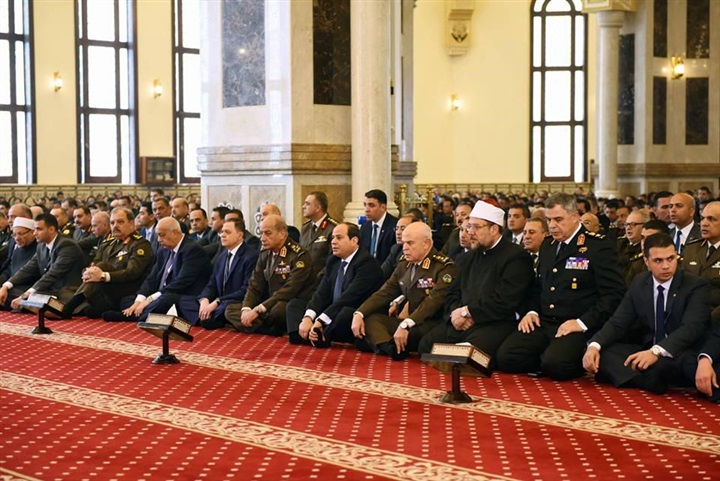 السيسى يجتمع بكبار قادة القوات المسلحة والشرطة ويقدم التحية لأسر الشهداء السيسى يجتمع بكبار قادة القوات المسلحة والشرطة ويقدم التحية لأسر الشهداء