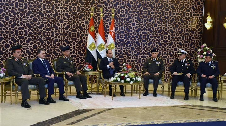 السيسى يجتمع بكبار قادة القوات المسلحة والشرطة ويقدم التحية لأسر الشهداء السيسى يجتمع بكبار قادة القوات المسلحة والشرطة ويقدم التحية لأسر الشهداء