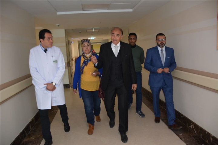 وفد من أطباء القوات المسلحة وجامعة الأزهر يزورون مستشفي شفاء الأورمان بالأقصر ويعلنون دعمهم للمرحلة الثالثة
