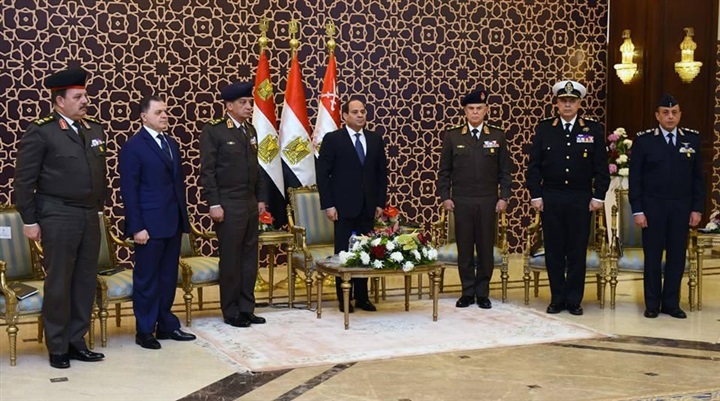 السيسى يجتمع بكبار قادة القوات المسلحة والشرطة ويقدم التحية لأسر الشهداء السيسى يجتمع بكبار قادة القوات المسلحة والشرطة ويقدم التحية لأسر الشهداء
