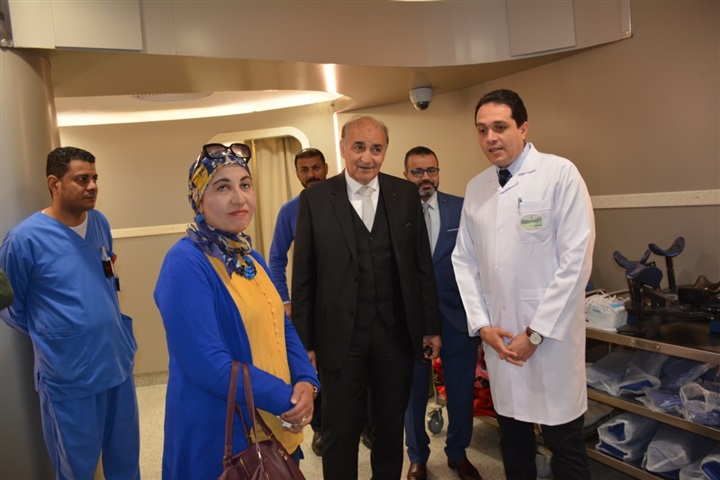 وفد من أطباء القوات المسلحة وجامعة الأزهر يزورون مستشفي شفاء الأورمان بالأقصر ويعلنون دعمهم للمرحلة الثالثة