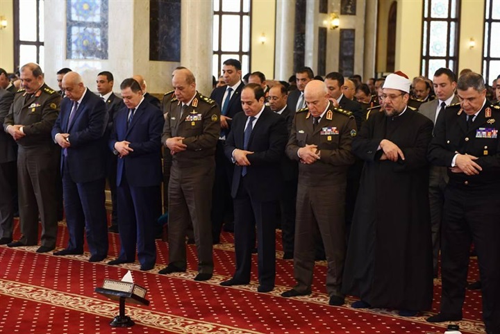 السيسى يجتمع بكبار قادة القوات المسلحة والشرطة ويقدم التحية لأسر الشهداء السيسى يجتمع بكبار قادة القوات المسلحة والشرطة ويقدم التحية لأسر الشهداء