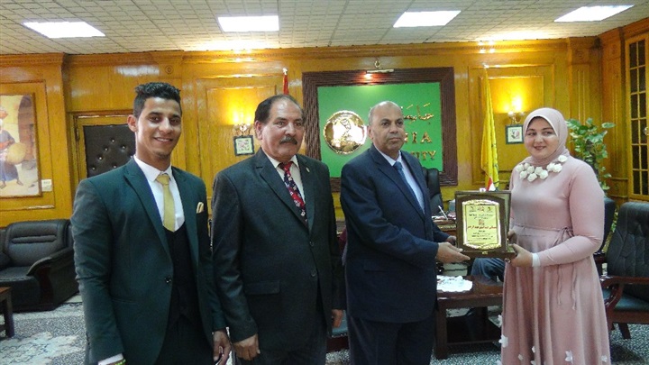 "زراعة المنيا" تنظم حفلًا لتنصيب اتحاد طلابها وتهدي درع الاتحاد لرئيس الجامعة ونائبه