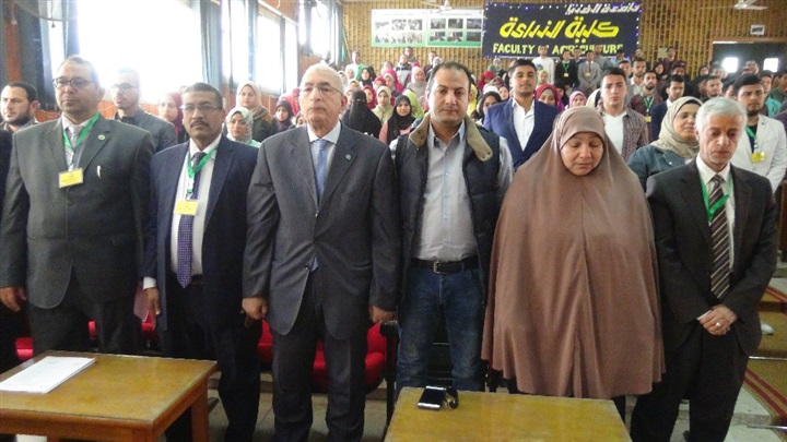 "زراعة المنيا" تنظم حفلًا لتنصيب اتحاد طلابها وتهدي درع الاتحاد لرئيس الجامعة ونائبه