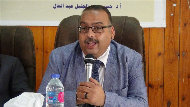"زراعة المنيا" تنظم حفلًا لتنصيب اتحاد طلابها وتهدي درع الاتحاد لرئيس الجامعة ونائبه