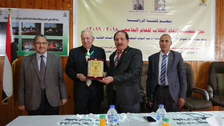 "زراعة المنيا" تنظم حفلًا لتنصيب اتحاد طلابها وتهدي درع الاتحاد لرئيس الجامعة ونائبه
