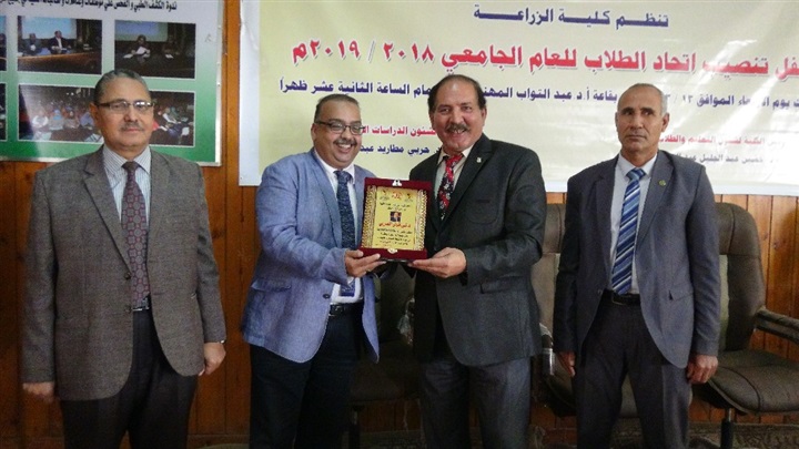 "زراعة المنيا" تنظم حفلًا لتنصيب اتحاد طلابها وتهدي درع الاتحاد لرئيس الجامعة ونائبه