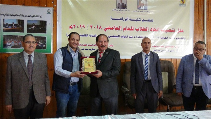 "زراعة المنيا" تنظم حفلًا لتنصيب اتحاد طلابها وتهدي درع الاتحاد لرئيس الجامعة ونائبه