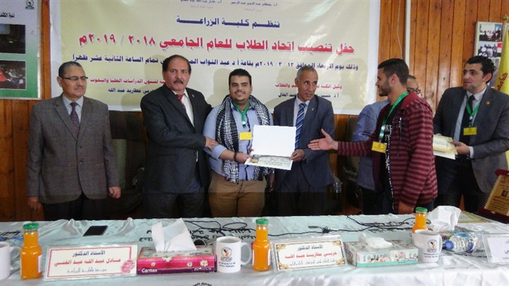 "زراعة المنيا" تنظم حفلًا لتنصيب اتحاد طلابها وتهدي درع الاتحاد لرئيس الجامعة ونائبه
