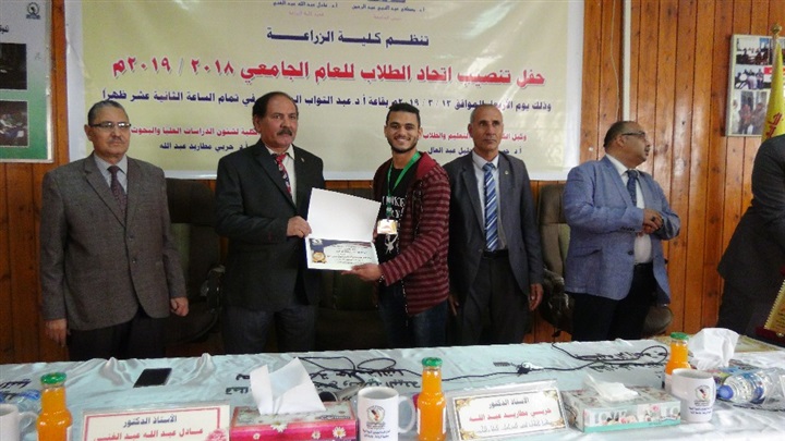 "زراعة المنيا" تنظم حفلًا لتنصيب اتحاد طلابها وتهدي درع الاتحاد لرئيس الجامعة ونائبه