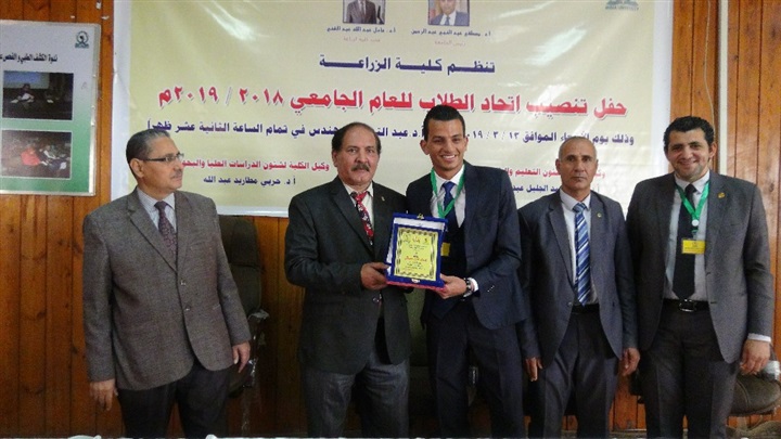 "زراعة المنيا" تنظم حفلًا لتنصيب اتحاد طلابها وتهدي درع الاتحاد لرئيس الجامعة ونائبه