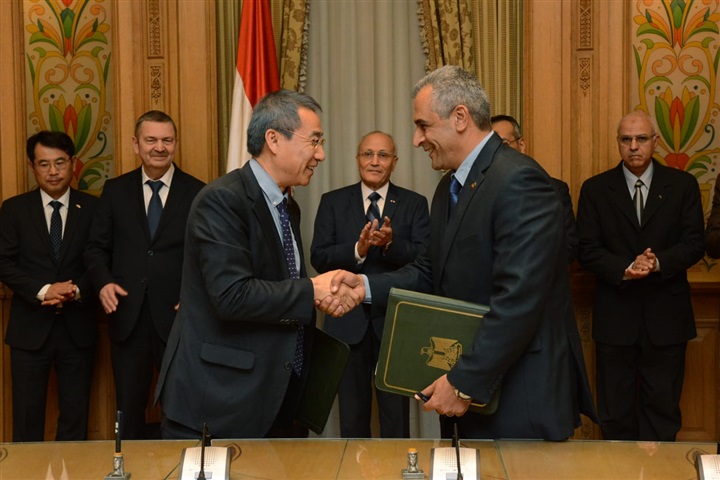 "العصار" يشهد توقيع مذكرة تفاهم مع شركة كورية للتعاون في مجال تحويل المخلفات إلى طاقة "العصار" يشهد توقيع مذكرة تفاهم مع شركة كورية للتعاون في مجال تحويل المخلفات إلى طاقة